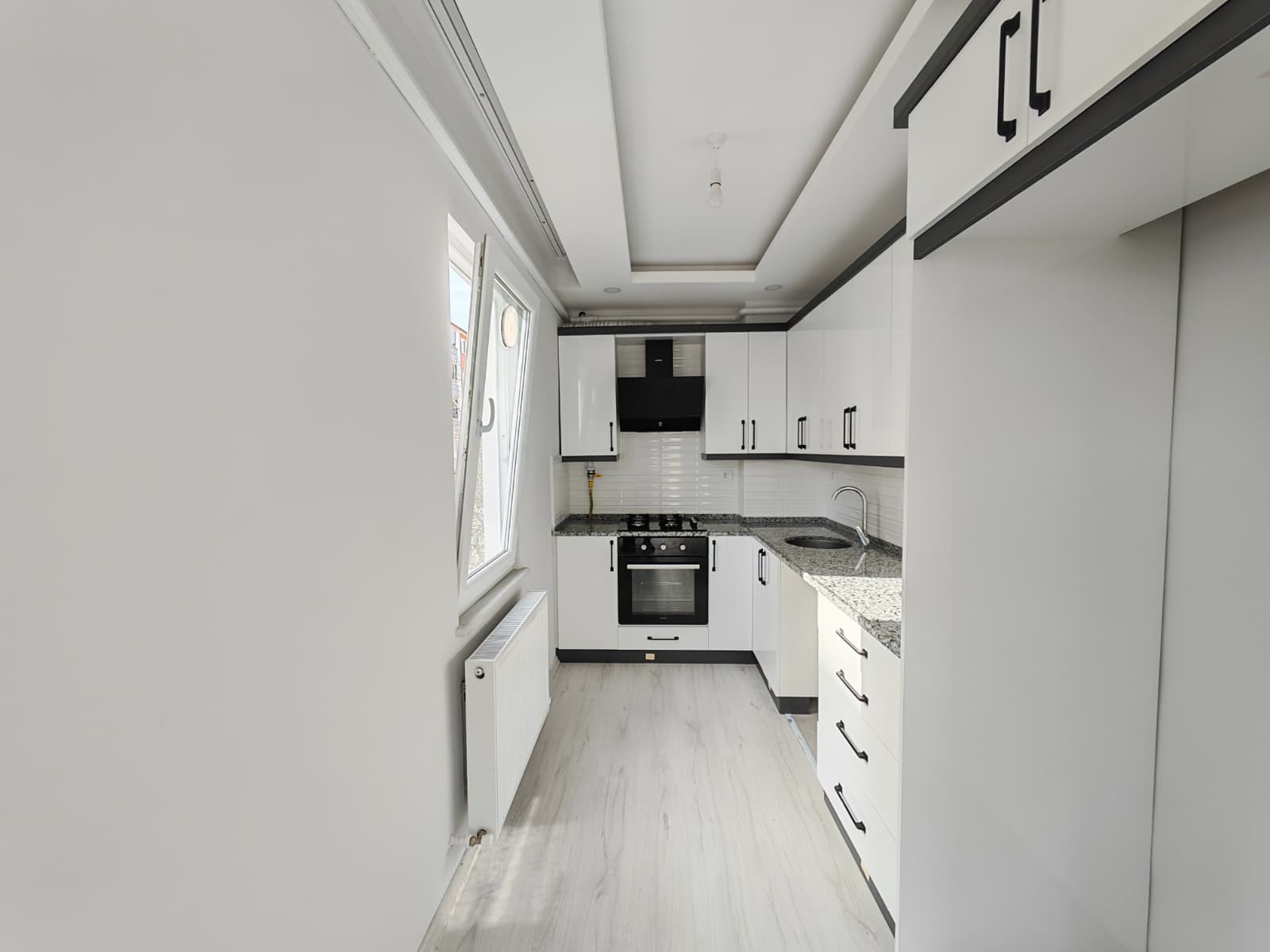 SARAÇLIDA AYRI MUTFAKLI 2 YIILIK ÇİFT BALKONLU 3+1